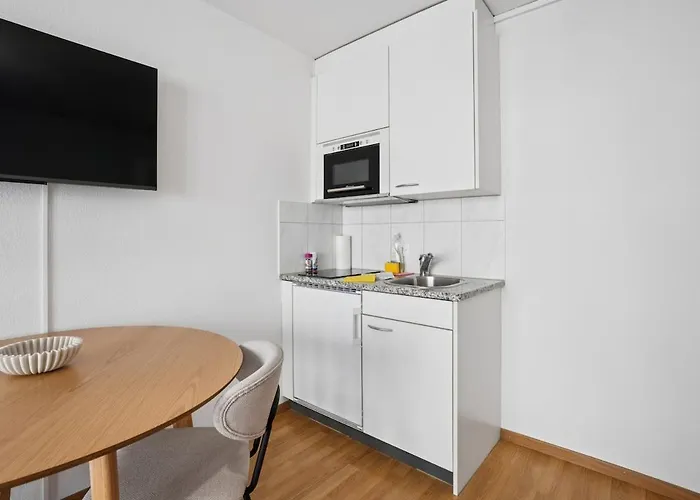 Modern - Walk Everywhere - Crown 47 * チューリッヒ